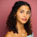 Samantha Acosta als Host