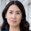 Sandy Kim als Julie Garrett