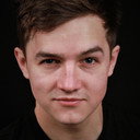 Tommy Knight als Luke Smith