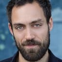 Alex Hassell als Dr. Robert Lawrence