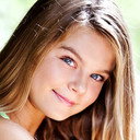 Samantha MacGillivray als Ava