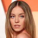 Sydney Sweeney als Young Alice Hudson