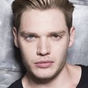 Dominic Sherwood als Christian Ozera