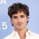 Jacob Elordi als The Creature