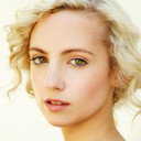 Clementine Mills als Nat