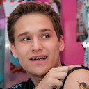 Sam Bayard als Sam