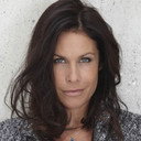 Astrid Veillon als Bank Executive