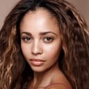 Vanessa Morgan als Leigh