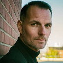Chris Theisinger als Bankangestellter