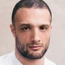 Cosmo Jarvis als Captain Frederick Wentworth