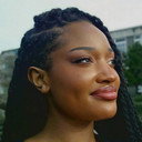 Sigourney McWilson als Maya