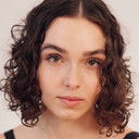 Emily John als Pamela