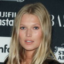 Toni Garrn als The Seamstress