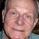 David Gooderson als Derek Simpkins