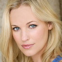 Kristi Clainos als Tina Douglas
