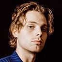 Luke Hemmings als Self