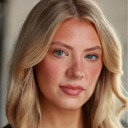 Julia Kate Hill als Sabrina