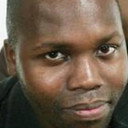 Vincent Byakika als Host