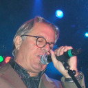 Sam 'Sluggo' Phipps als Oingo Boingo Band Member