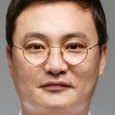 Kim Han-sang als Ballroom Officer