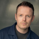 Simon Darwen als Male TV Announcer