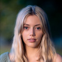 Grace Van Dien als Dakota