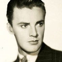 Raymond Hackett als Man in Park