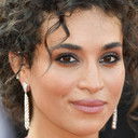 Camélia Jordana als Julia