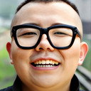 李宝儿 als Hotel Receptionist