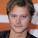 Rudy Pankow als Young Sam