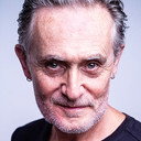 Ian Crowe als Derek