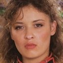Raffaëla Anderson als Manu