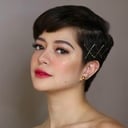 Sue Ramirez als Janina Camiloza