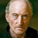 Charles Dance als Sir Henry Carlyle