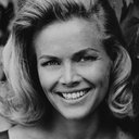 Honor Blackman als Maxine Banner