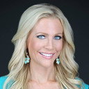 Kacey Montoya als News Anchor