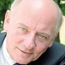 Ole Andreasen als TV Newscaster (uncredited)