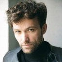 Aleksandar Radenkovic als Nachrichtensprecher