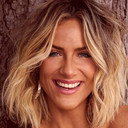 Giovanna Ewbank als Sharon