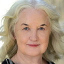Caroline Gillis als Priestess