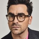 Dan Levy als Entertainment Reporter