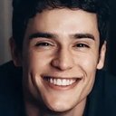 Júlio Oliveira als Thiago