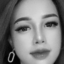 Jenny Wang als Caroline