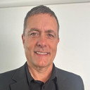 Terry Quillen als Police Officer/Bar Patron/Airport Traveler