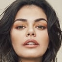 Janine Gutierrez als Dee