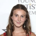Scout Latshaw als Esther