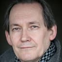 Jonathan Coote als Detective Inspector Price