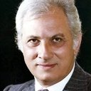 Omar El-Hariri als Dr. Mostafa