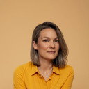 Léa Simard als Cédric's Colleague Who Always Thinks He's Guilty