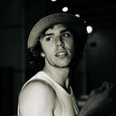 Oscar Cormier-Bourdin als Oscar, le bassiste/chanteur